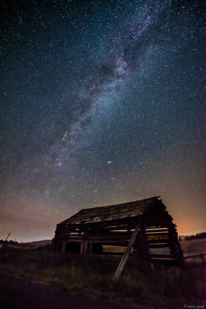 15-Perseid over Wagonwheel Barn